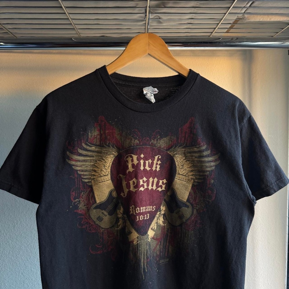 Pick Jesus Romans 10:13 Winged Guitar Pick Graphic Tee Mens Size M Black Y2K